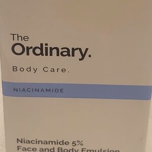 The Ordinary Niacinamide 5% Emulsion - White and Blue